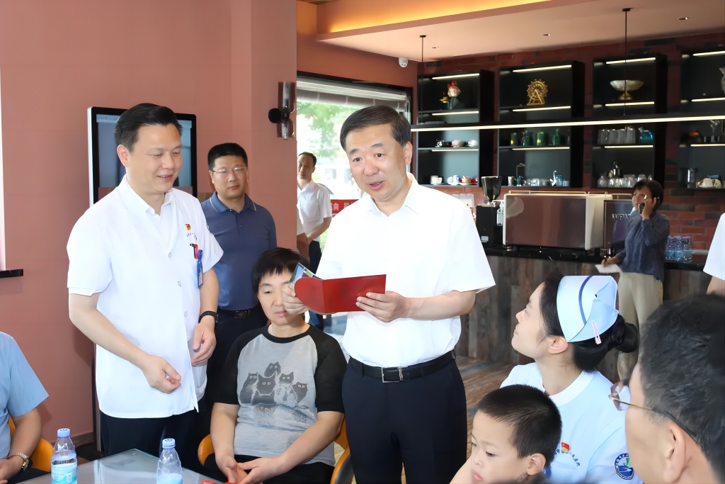 无锡市委常委、江阴市委书记许峰到市第三人民医院调研