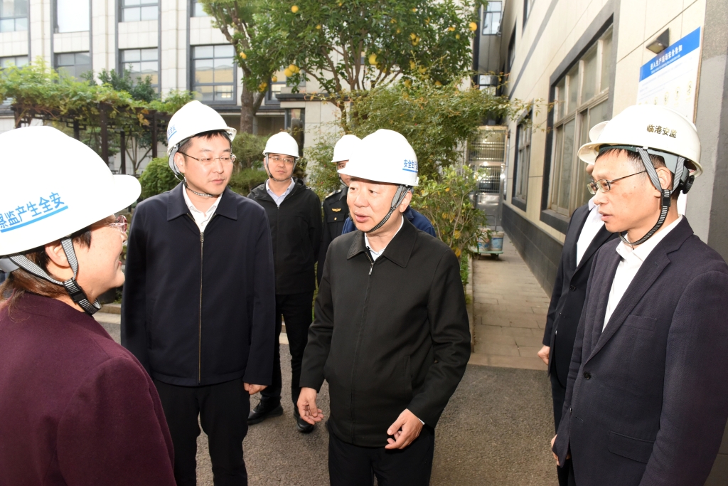 许峰“四不两直”赴利港街道调研项目招引建设和安全生产工作